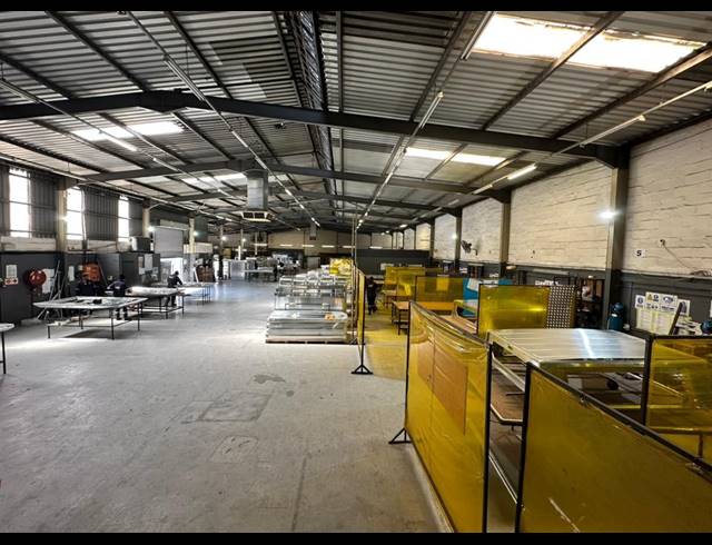 1,441M² WAREHOUSE TO LET IN OTTERY